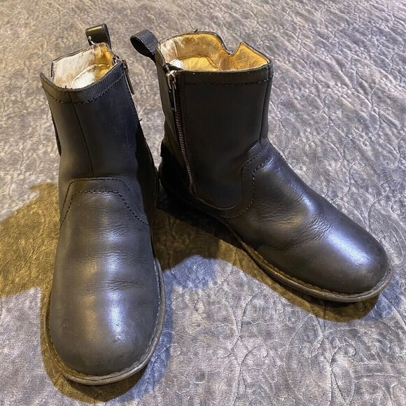 UGG Shoes - Ugg Australia Neevah Black Leather Sherpa Lined Ankle Boot Size 7